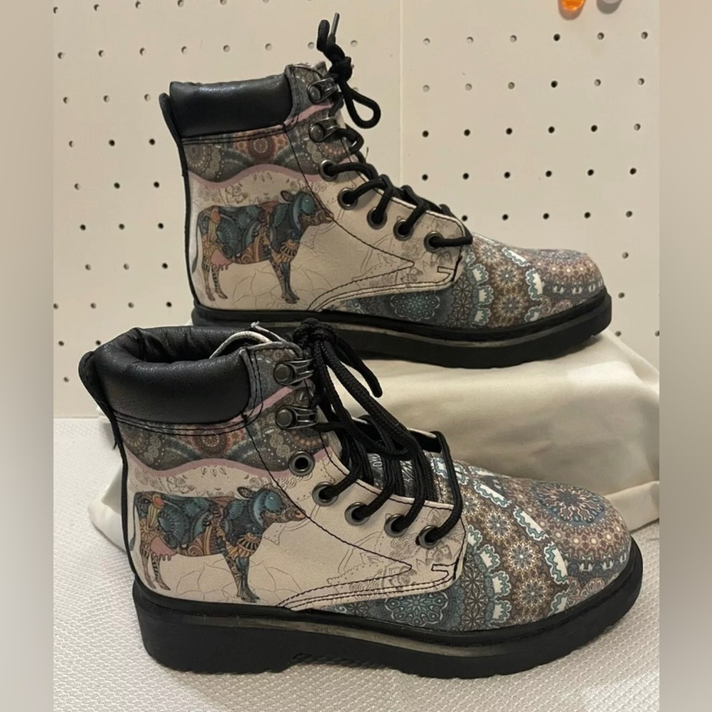 Martin Women’s Round Toe Bohemian Mandala Cow Day Abstract Design  Boots Sz 7.5